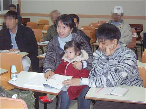 한글 교실에서 공부하는 닌닝, 추쭝씨 가족 